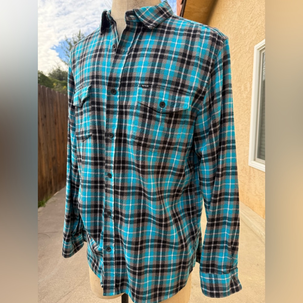 Men's Size XL Hurley Black Blue and White Plaid Button Down Long Sleeved Shirt